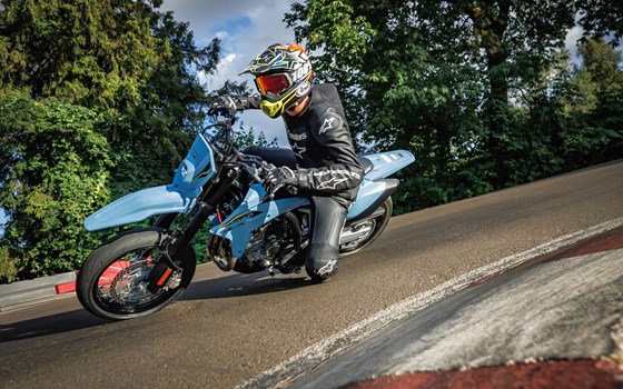 Verleihmotorrad Suzuki DR-Z4SM vom Händler TEC-MOTORS GmbH - Bild 6