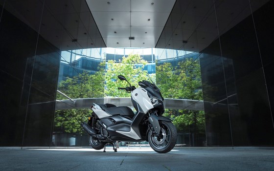 Verleihmotorrad Yamaha XMAX 125 Tech MAX+ vom Händler TEC-MOTORS GmbH - Bild 14