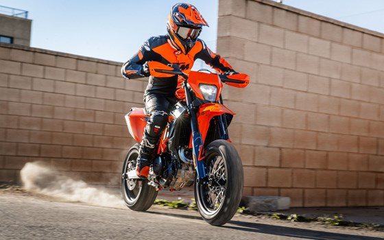 Verleihmotorrad KTM 690 SMC R vom Händler MotoYama GmbH - Bild 18