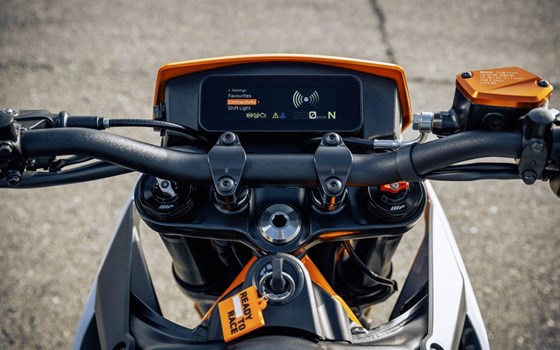 Verleihmotorrad KTM 390 SMC R vom Händler Zweiradcenter Bernhardt - Bild 3