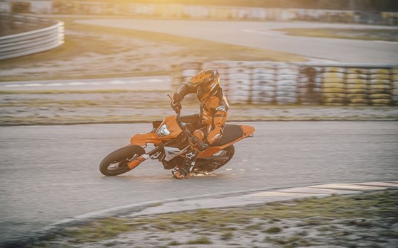 Verleihmotorrad KTM 390 SMC R vom Händler Zweiradcenter Bernhardt - Bild 7