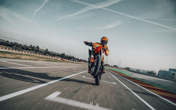 Verleihmotorrad KTM 390 SMC R vom Händler Motorrad Kiermaier GbR - Bild 2