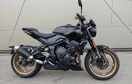 Leihmotorrad Triumph Trident 800