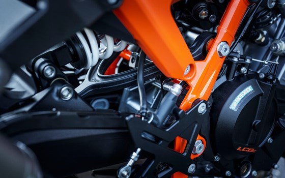 Verleihmotorrad KTM 990 Duke R vom Händler Sauer & Freuding GbR TOPSPEED Motorradwelt Trier - Bild 15