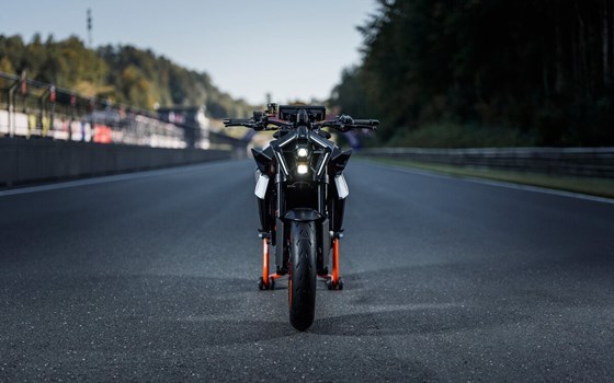 Verleihmotorrad KTM 990 Duke R vom Händler Motorrad Rubin GmbH & Co.KG - Bild 8