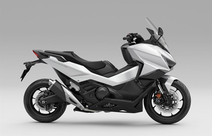 Leihmotorrad Honda Forza 750