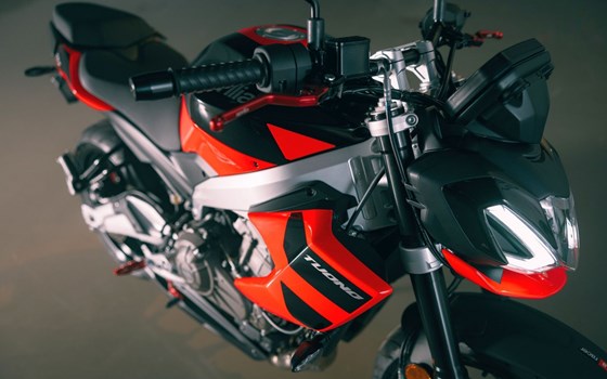 Verleihmotorrad Aprilia Tuono 457 vom Händler Schwarz Motorized - Bild 12
