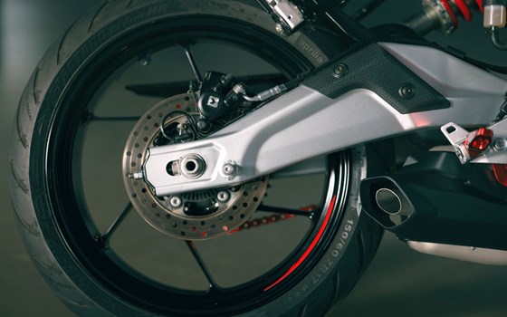 Verleihmotorrad Aprilia Tuono 457 vom Händler Schwarz Motorized - Bild 14