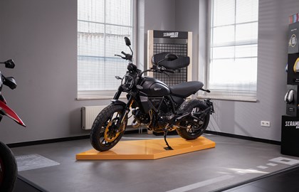 Leihmotorrad Ducati Scrambler Icon Dark