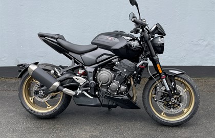 Leihmotorrad Triumph Trident 800
