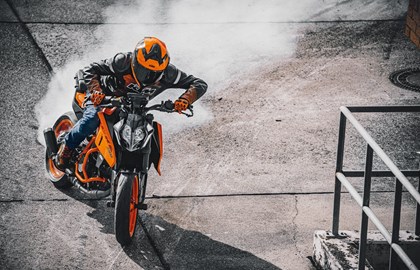 Leihmotorrad KTM 390 Duke