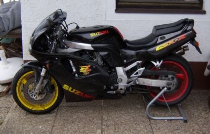 Umgebautes Motorrad Suzuki GSX-R 750 von streetfightersuzuki - Bild 1 Umgebautes Motorrad Suzuki GSX-R 750 von streetfightersuzuki - Bild 1
