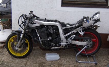 Umgebautes Motorrad Suzuki GSX-R 750 von streetfightersuzuki - Bild 3 Umgebautes Motorrad Suzuki GSX-R 750 von streetfightersuzuki - Bild 3