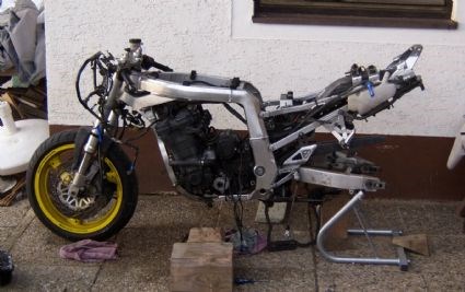 Umgebautes Motorrad Suzuki GSX-R 750 von streetfightersuzuki - Bild 7 Umgebautes Motorrad Suzuki GSX-R 750 von streetfightersuzuki - Bild 7