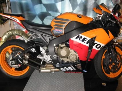 Umbgebautes Motorrad Honda CBR1000RR Fireblade Bild 2: Umbgebautes Motorrad Honda CBR1000RR Fireblade