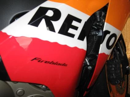 Umbgebautes Motorrad Honda CBR1000RR Fireblade Bild 6: Umbgebautes Motorrad Honda CBR1000RR Fireblade