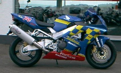 Umbgebautes Motorrad Honda CBR 900 RR Fireblade Bild 1: Umbgebautes Motorrad Honda CBR 900 RR Fireblade