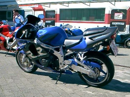 Umbgebautes Motorrad Honda CBR 900 RR Fireblade Bild 2: Umbgebautes Motorrad Honda CBR 900 RR Fireblade