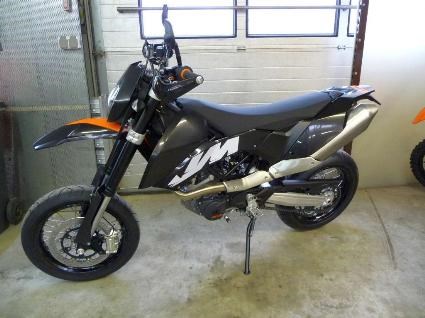 Umgebautes Motorrad KTM 690 SMC von Bräuer Motorradsport KG - Bild 3