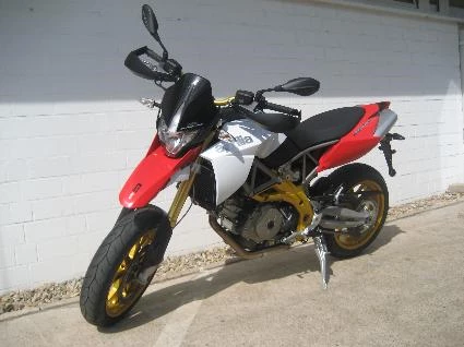 Umbgebautes Motorrad Aprilia Dorsoduro 750 Bild 3: Umbgebautes Motorrad Aprilia Dorsoduro 750