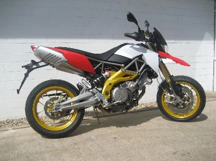 Umbgebautes Motorrad Aprilia Dorsoduro 750 Bild 5: Umbgebautes Motorrad Aprilia Dorsoduro 750