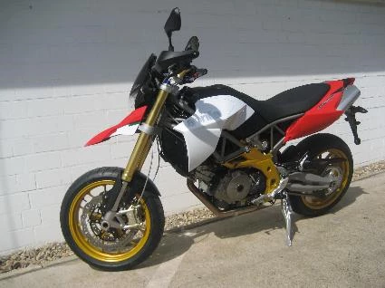 Umbgebautes Motorrad Aprilia Dorsoduro 750 Bild 6: Umbgebautes Motorrad Aprilia Dorsoduro 750