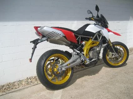 Umbgebautes Motorrad Aprilia Dorsoduro 750 Bild 7: Umbgebautes Motorrad Aprilia Dorsoduro 750