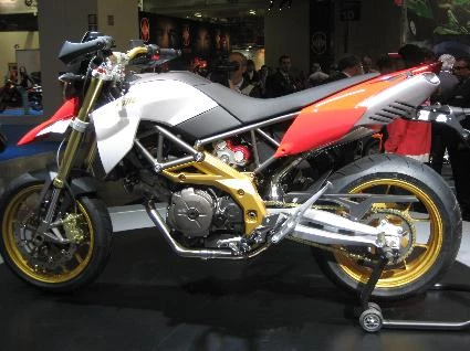 Umbgebautes Motorrad Aprilia Dorsoduro 750 Bild 8: Umbgebautes Motorrad Aprilia Dorsoduro 750