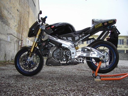 Umgebautes Motorrad Aprilia RSV 1000 R (RSV Mille R) von chrisx46x - Bild 3 Umgebautes Motorrad Aprilia RSV 1000 R (RSV Mille R) von chrisx46x - Bild 3