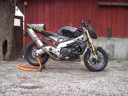 Umgebautes Motorrad Aprilia RSV 1000 R (RSV Mille R) von chrisx46x - Bild 4 Umgebautes Motorrad Aprilia RSV 1000 R (RSV Mille R) von chrisx46x - Bild 4