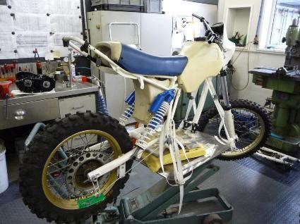 Umgebautes Motorrad Husqvarna WR 300 von Bräuer Motorradsport KG - Bild 6 Umgebautes Motorrad Husqvarna WR 300 von Bräuer Motorradsport KG - Bild 6