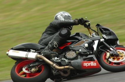 Umgebautes Motorrad Aprilia RSV 1000 Tuono R von thyr - Bild 4 Umgebautes Motorrad Aprilia RSV 1000 Tuono R von thyr - Bild 4