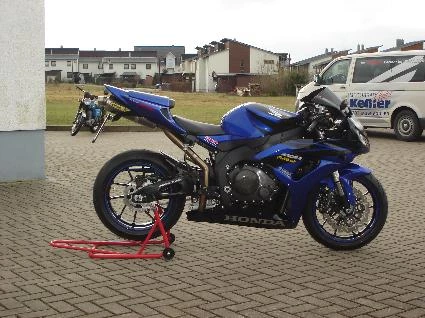 Umbgebautes Motorrad Honda CBR1000RR Fireblade Bild 5: Umbgebautes Motorrad Honda CBR1000RR Fireblade