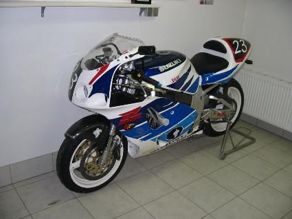 Umgebautes Motorrad Suzuki GSX-R 750 von GSN Motorraeder - Bild 4 Umgebautes Motorrad Suzuki GSX-R 750 von GSN Motorraeder - Bild 4