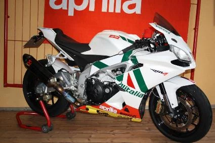 Umbgebautes Motorrad Aprilia RSV 4 R Bild 1: Umbgebautes Motorrad Aprilia RSV 4 R