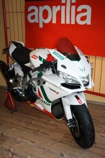 Umbgebautes Motorrad Aprilia RSV 4 R Bild 4: Umbgebautes Motorrad Aprilia RSV 4 R