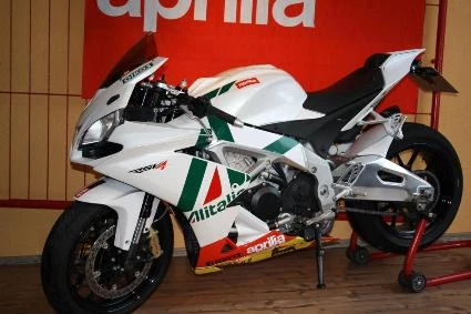 Umbgebautes Motorrad Aprilia RSV 4 R Bild 6: Umbgebautes Motorrad Aprilia RSV 4 R