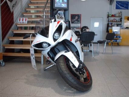 Umgebautes Motorrad Yamaha R1 von MOTO-VÖLKL - Völkl GmbH - Bild 4 Umgebautes Motorrad Yamaha R1 von MOTO-VÖLKL - Völkl GmbH - Bild 4