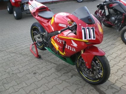 Umbgebautes Motorrad Honda CBR600RR Bild 3: Umbgebautes Motorrad Honda CBR600RR