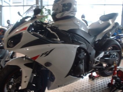 Umgebautes Motorrad Yamaha R1 von MOTO-VÖLKL - Völkl GmbH - Bild 6 Umgebautes Motorrad Yamaha R1 von MOTO-VÖLKL - Völkl GmbH - Bild 6