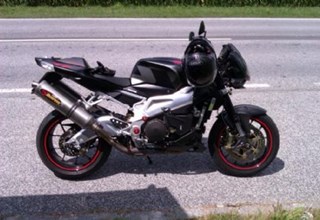 Aprilia RSV 1000 Tuono R Aprilia RSV 1000 Tuono R