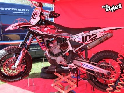 Umgebautes Motorrad Husqvarna SM 449 R von LM-Racingteam - Bild 1 Umgebautes Motorrad Husqvarna SM 449 R von LM-Racingteam - Bild 1