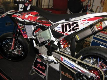 Umgebautes Motorrad Husqvarna SM 449 R von LM-Racingteam - Bild 2 Umgebautes Motorrad Husqvarna SM 449 R von LM-Racingteam - Bild 2