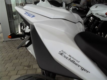 Umgebautes Motorrad Suzuki GSR 750 von Motorrad Eschlberger - Bild 9 Umgebautes Motorrad Suzuki GSR 750 von Motorrad Eschlberger - Bild 9