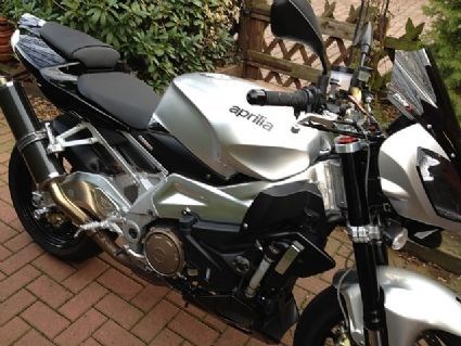 Umgebautes Motorrad Aprilia RSV 1000 Tuono R von motomaen - Bild 3 Umgebautes Motorrad Aprilia RSV 1000 Tuono R von motomaen - Bild 3
