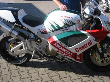Umgebautes Motorrad Honda VTR 1000 SP-2 von Motorrad Kreiselmeyer GmbH - Bild 3 Umgebautes Motorrad Honda VTR 1000 SP-2 von Motorrad Kreiselmeyer GmbH - Bild 3