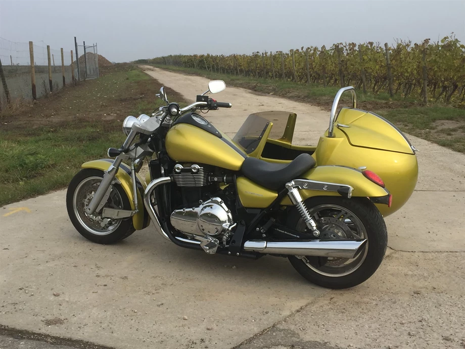 Umbgebautes Motorrad Triumph Thunderbird Bild 3: Umbgebautes Motorrad Triumph Thunderbird