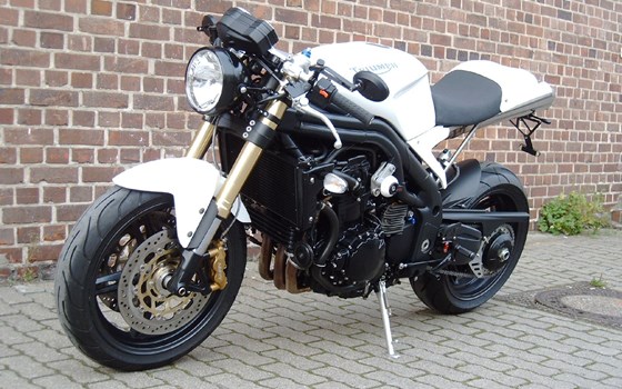 Umgebautes Motorrad Triumph Speed Triple 1050 von Q-Bike Technik GmbH - Bild 2 Umgebautes Motorrad Triumph Speed Triple 1050 von Q-Bike Technik GmbH - Bild 2