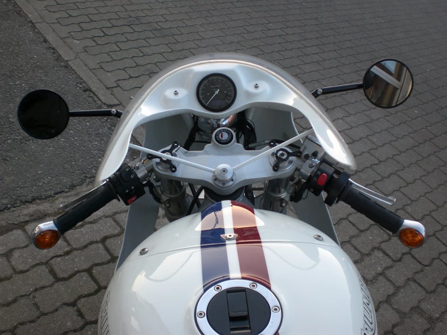 Umbgebautes Motorrad Triumph Daytona 955i Bild 5: Umbgebautes Motorrad Triumph Daytona 955i