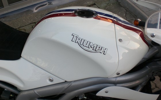 Umgebautes Motorrad Triumph Daytona 955i von Q-Bike Technik GmbH - Bild 6 Umgebautes Motorrad Triumph Daytona 955i von Q-Bike Technik GmbH - Bild 6